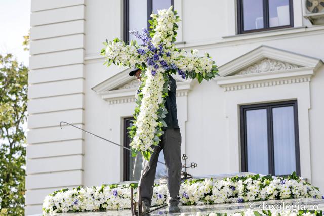 (Foto) Împodobirea baldachinului Sfintei Parascheva – de 20 de ani, Cuvioasa primește veșmânt de flori