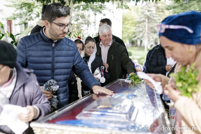 Închinători la racla cu moaștele Sfintei Parascheva
