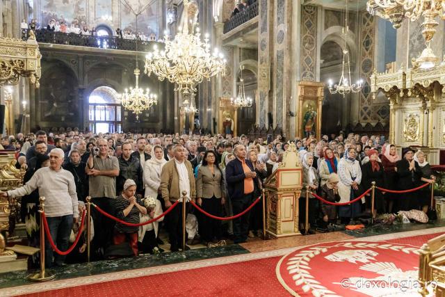 Credincioșii ieșeni și pelerinii veniți la Sfânta Parascheva, participând la Sfânta Liturghie de la Catedrala Mitropolitană din Iași / Foto: Oana Nechifor