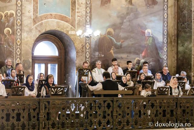 Corul „Sanctus”, oferind răspunsurile liturgice la Catedrala Mitropolitană din Iași / Foto: Oana Nechifor