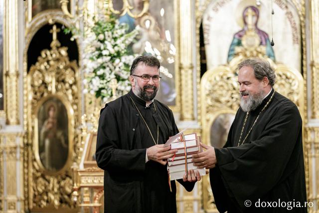 Grupul psaltic al Seminarului Teologic din Iași, primind din partea organizatorilor Premiul I și calificarea la etapa națională / Foto: Oana Nechifor