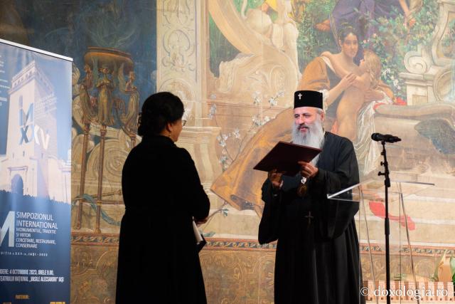 IPS Teofan, acordând Ordinul „Maica Domnului Rugătoarea”