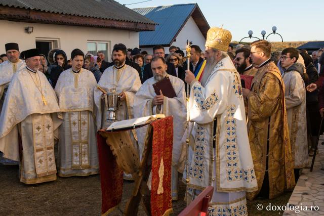 IPS Teofan, sfințind biserica din Țipilești