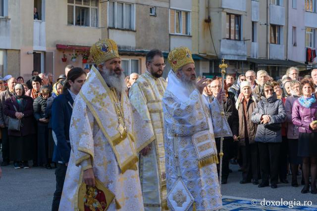 IPS Teofan, alături de PS Antonie, săvârșind Sfânta Liturghie