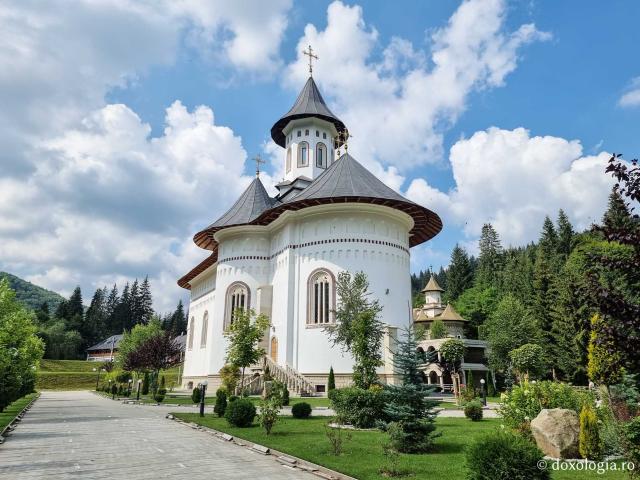 Biserica „Izvorul Tămăduirii” – Mănăstirea Sihăstria Putnei