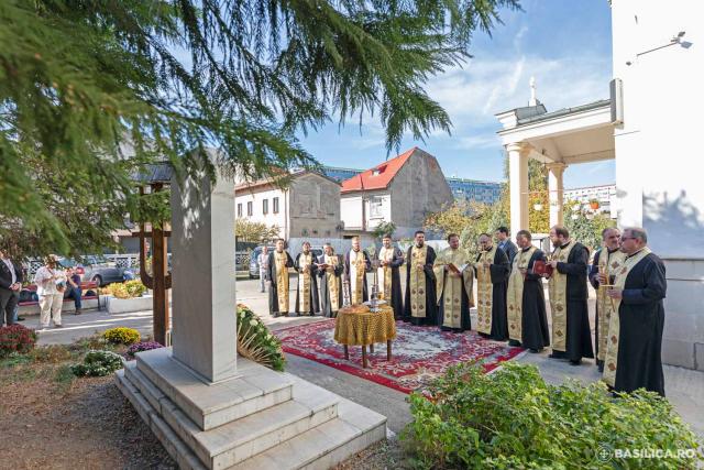 Parastas la Biserica Sfântul Nicolae – Broșteni pentru victimele incendiului de la Colectiv