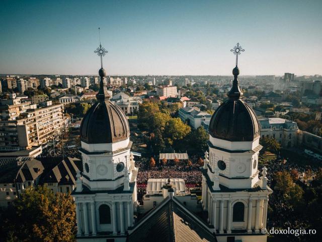 Inima Bisericii Ortodoxe a bătut astăzi la Iași. Mii de pelerini, în glas de rugăciune la hramul Sfintei Parascheva
