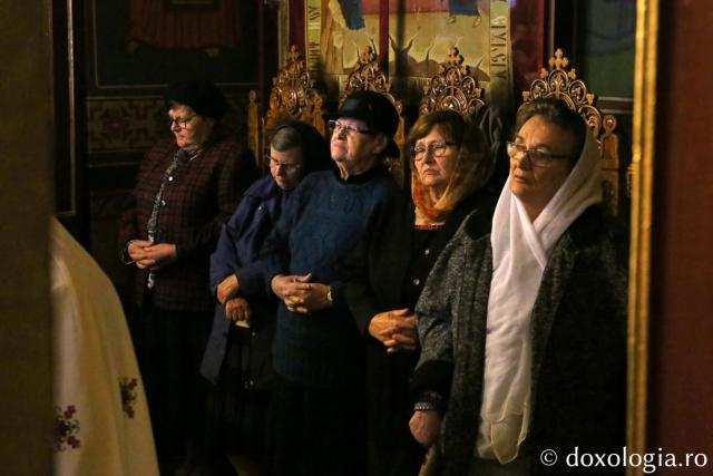 Credincioșii de la Parohia „Sfânta Parascheva” Păcurari, rugându-se la slujba de hram a sfântului locaș / Foto: Flavius Popa