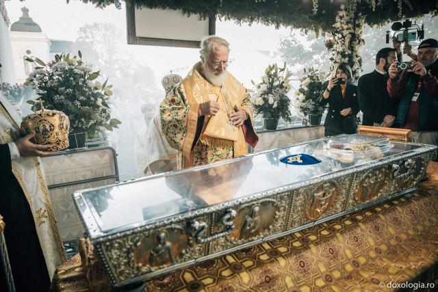(Foto) Închinarea soborului de ierarhi slujitori – Liturghie Arhierească la Hramul Sfintei Parascheva (14 octombrie 2023)