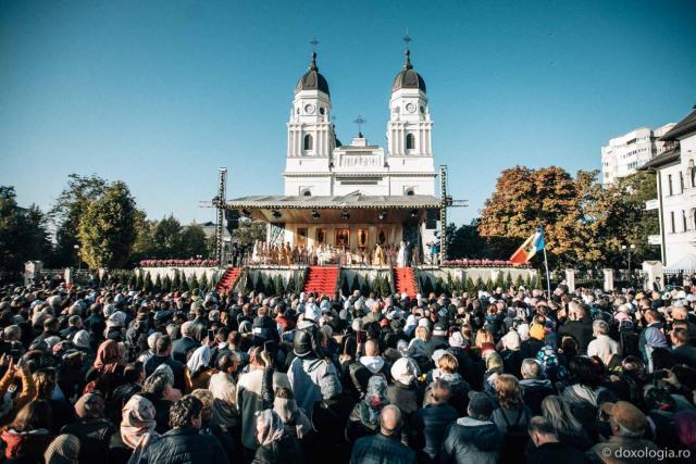 #Hram2023: Cine sunt cele 10 persoane care au primit „Crucea Moldavă” pentru mireni din partea IPS Părinte Teofan