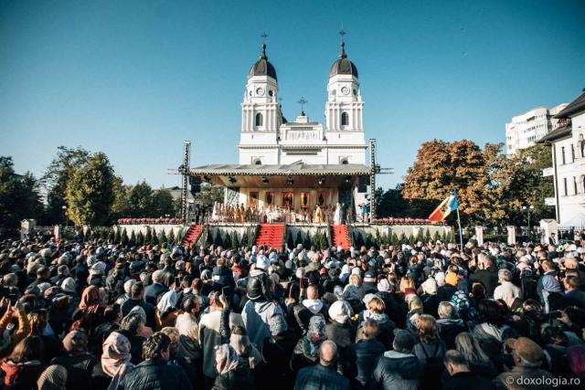 #Hram2023: Peste 35.000 de suflete, alături de Sfânta Parascheva, de ziua ei / Foto: pr. Silviu Cluci