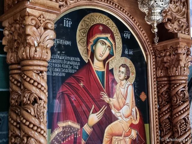 Icoana Maicii Domnului „Grabnic Ascultătoarea” de la Mănăstirea Slatina