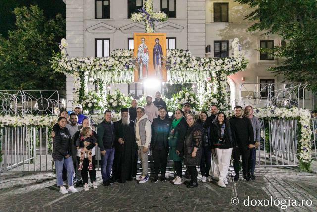 20 de ani de când Sfânta Parascheva primește veșmânt de flori
