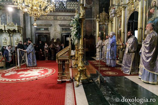 (Foto) Sfânta Liturghie - moment de tihnă și de rugăciune în a treia zi a Hramului Sfintei Cuvioase Parascheva