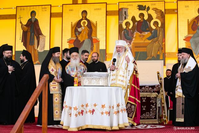 Patriarhul Daniel s-a rugat lui Dumnezeu pentru pelerini și cei afectați de război / Foto: basilica.ro