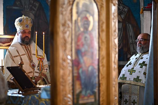PS Nichifor Botoșăneanul, săvârșind Sfânta Liturghie