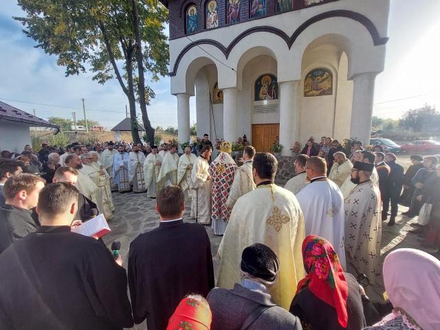 Sobor de slujitori, alături de credincioși