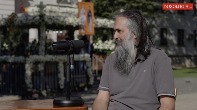 (Video) #PodcastdeHram cu Arsenie, omul-călăuză al sârbilor la Sfânta Parascheva de aproape 30 de ani