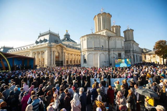 Mulțime de credincioși la Catedrala Patriarhală din București