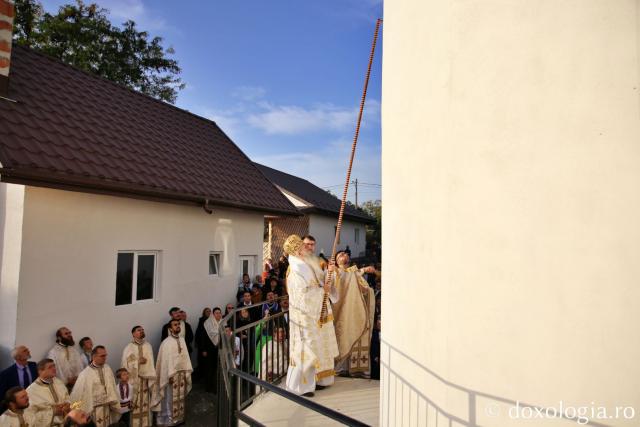 IPS Teofan sfințind Biserica „Sfinții Apostoli Petru și Pavel” Fântânele / Foto: Flavius Popa