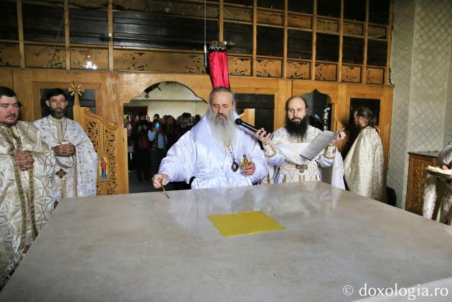 IPS Teofan sfințind altarul Bisericii „Sfinții Apostoli Petru și Pavel” Fântânele / Foto: Flavius Popa