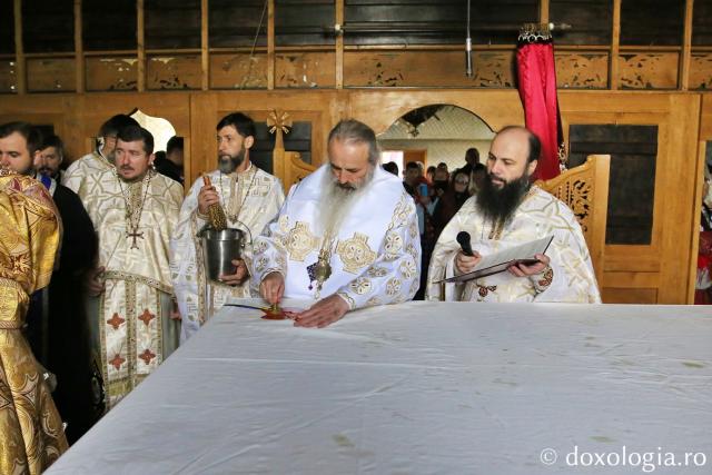 IPS Teofan sfințind altarul Bisericii „Sfinții Apostoli Petru și Pavel” Fântânele / Foto: Flavius Popa