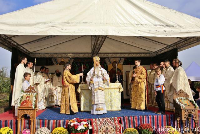 IPS Teofan săvârșind Sfânta Liturghie la Parohia Satu-Nou Fântânele / Foto: Flavius Popa
