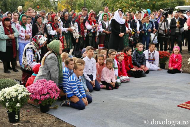 Credincioșii din comuna Fântânele, rugându-se la Sfânta Liturghie săvârșită cu prilejul sfințirii bisericii / Foto: Flavius Popa