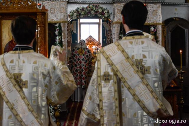 PS Nichifor Botoșăneanul, săvârșind Sfânta Liturghie
