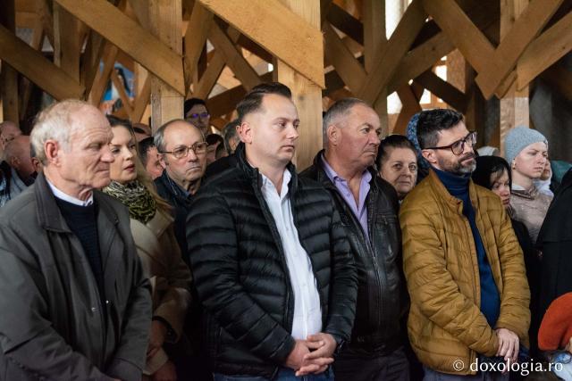 Credincioși, participând la Sfânta Liturghie