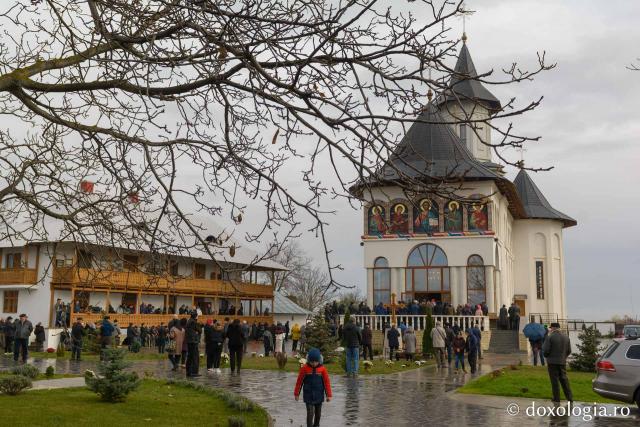 Credincioși participând la hramul Schitului „Sfântul Mina” Târgu Neamț