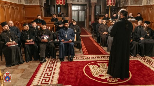 Arhimandritul Hrisostom Rădășanu vorbindu-le preoților