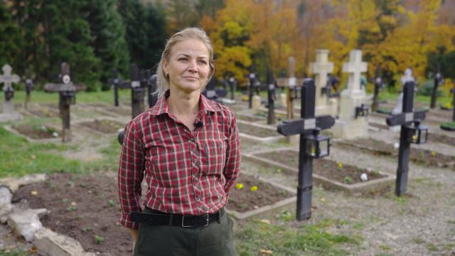 (Video) Primăvară la început de noiembrie: Despre veșmântul de flori din cimitirul Mănăstirii Sihăstria