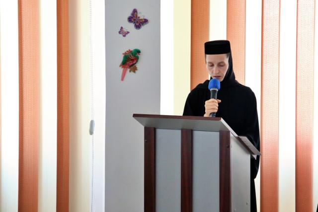 Monahia Filumena Păduraru, directorul Centrului Rezidențial de la Văratec, a susţinut o prelegere cu titlul „Asistența vârstnicilor - oportunități și provocări în viața Bisericii” / Foto: Flavius Popa