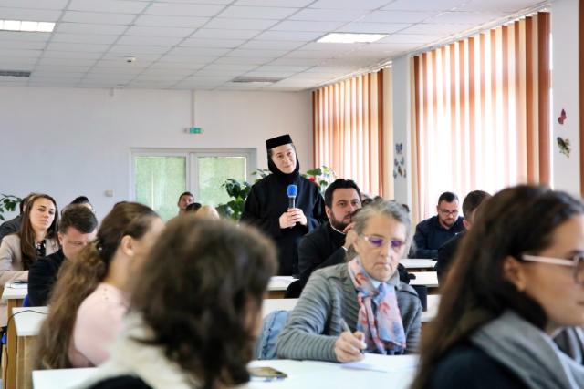 Asistenții sociali și coordonatorii din domeniul social-filantropic au discutat despre problemele pe care le întâmpină în activitatea social-filantropică / Foto: Flavius Popa