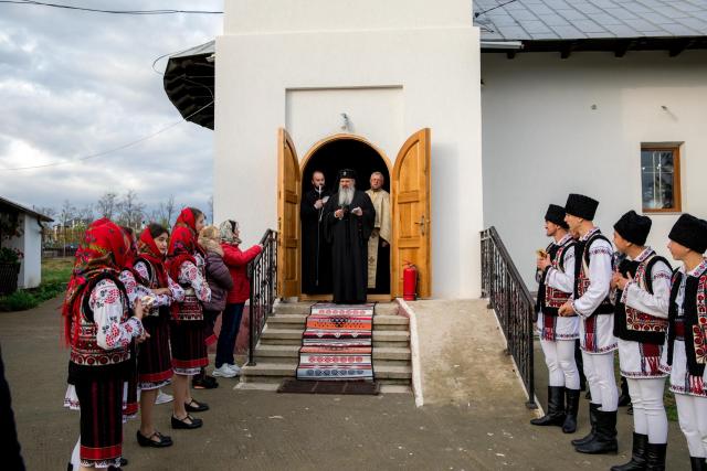 IPS Teofan, la Parohia „Sfântul Nicolae” Arama
