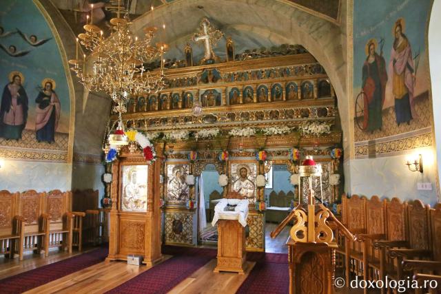 Interiorul Bisericii „Nașterea Sfântului Ioan Botezătorul” Văratec