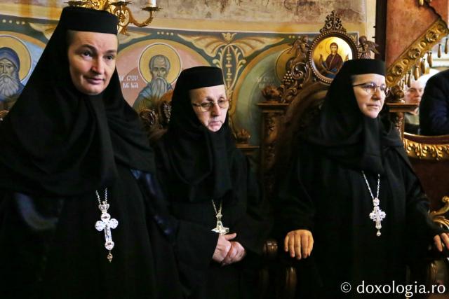 Starețe la slujba de la Mănăstirea Văratec