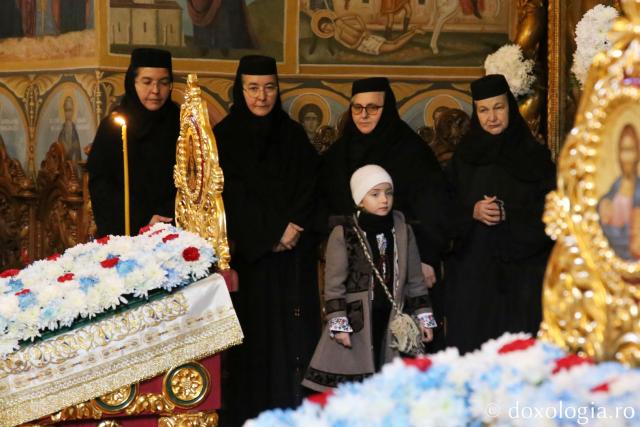 Moment din cadrul Sfintei Liturghii, la Mănăstirea Văratec