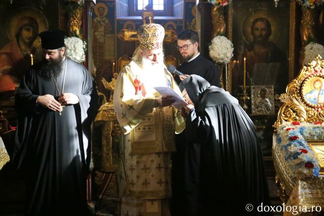 Stavrofora Iosefina Giosanu, primind din partea IPS Teofan Crucea „Sfântului Iosif cel Milostiv”