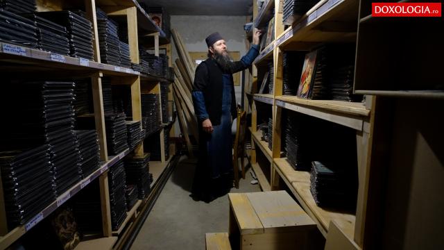 (Video) Ghelasie, monahul care ar merita brevet de inventator: 300 de icoane pe zi, în atelierul Mănăstirii Sihăstria