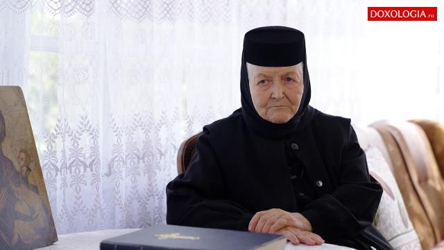 (Video) 91 de ani închinați lui Hristos: Amintirile maicii Filofteia despre intrarea în monahism și Decretul 410
