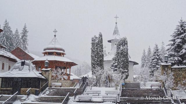 Prima zăpadă la Mănăstirea Sihăstria