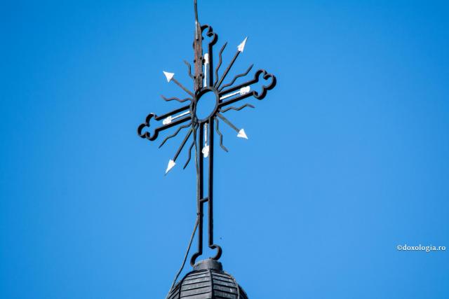 Sfânta Cruce pe acoperișul bisericii