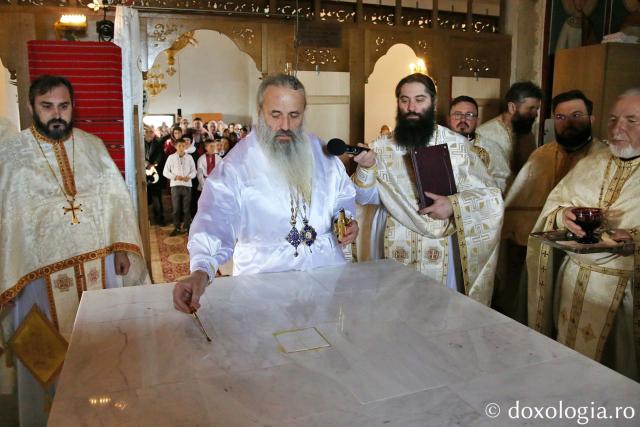 IPS Teofan, sfințind altarul Bisericii „Duminica Tuturor Sfinților” Căuești / Foto: Flavius Popa