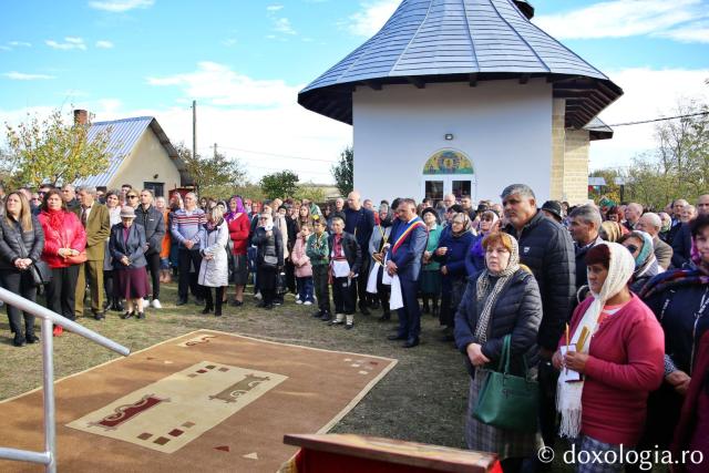 Credincioșii din Căuești participând la Sfânta Liturghie / Foto: Flavius Popa