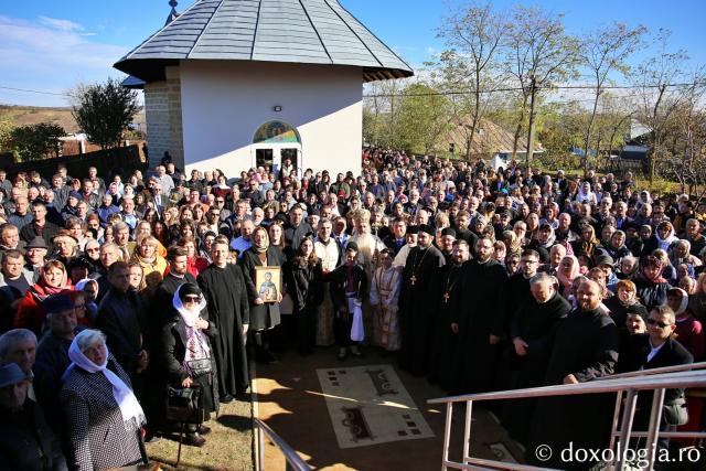 Fotografie de grup cu cei prezenți la sfințirea Bisericii din Căuești - Iași / Foto: Flavius Popa