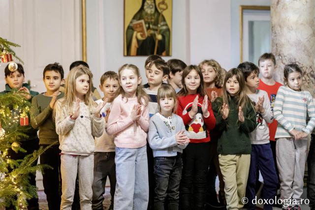 (Foto) Școala „Gheorghe Asachi”, clasa a II-a – Colindători la Reședința Mitropolitană 2023