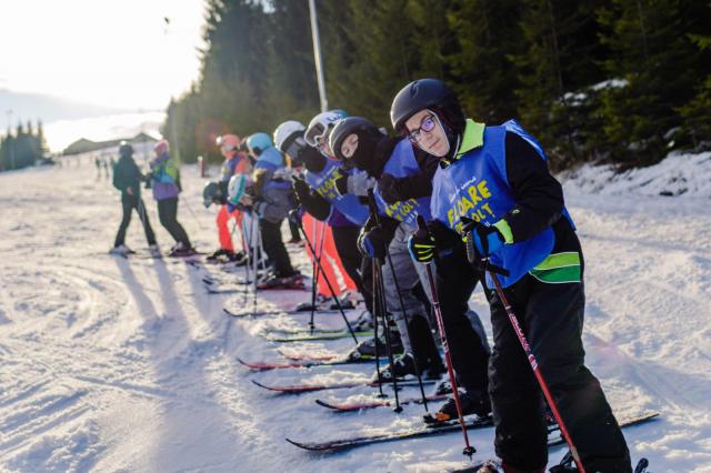 copii în tabăra de iarnă, la ski