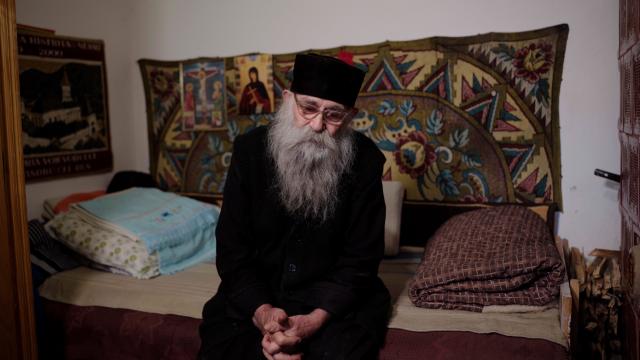 (Video) Părintele Gavriil de la Sihăstria, la 88 de ani: „Mă rog să fie credință și pace în toată lumea asta!”